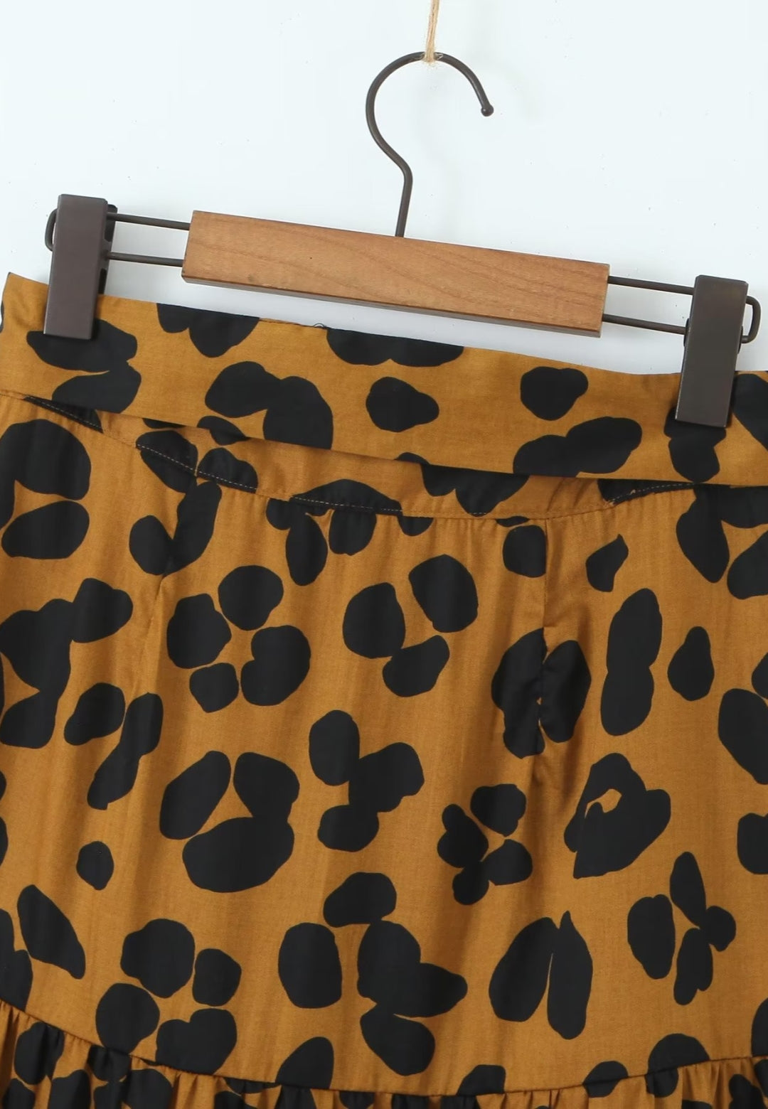 Falda midi escalonada con estampado de leopardo