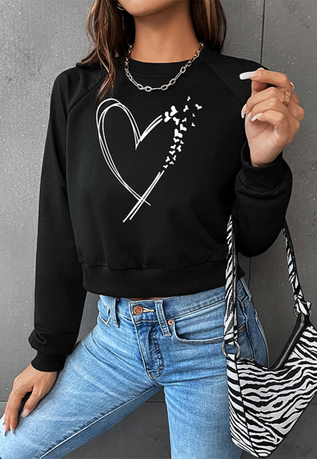 Suéter corto con estampado de corazones