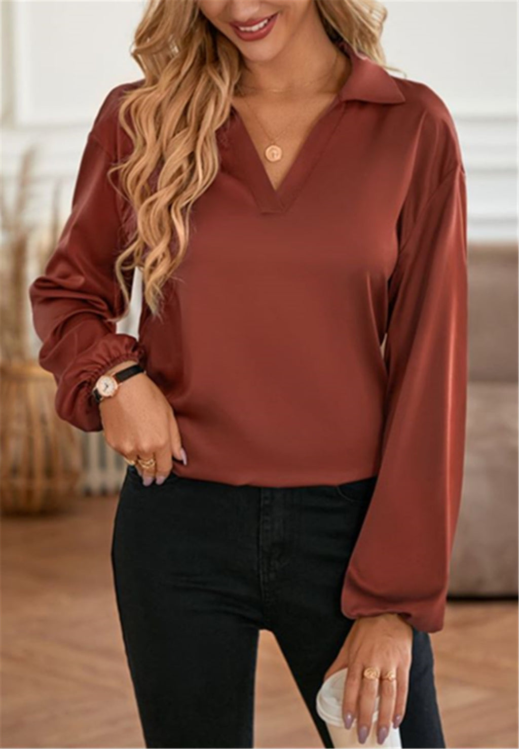 Blusa con abertura en la espalda y vuelta