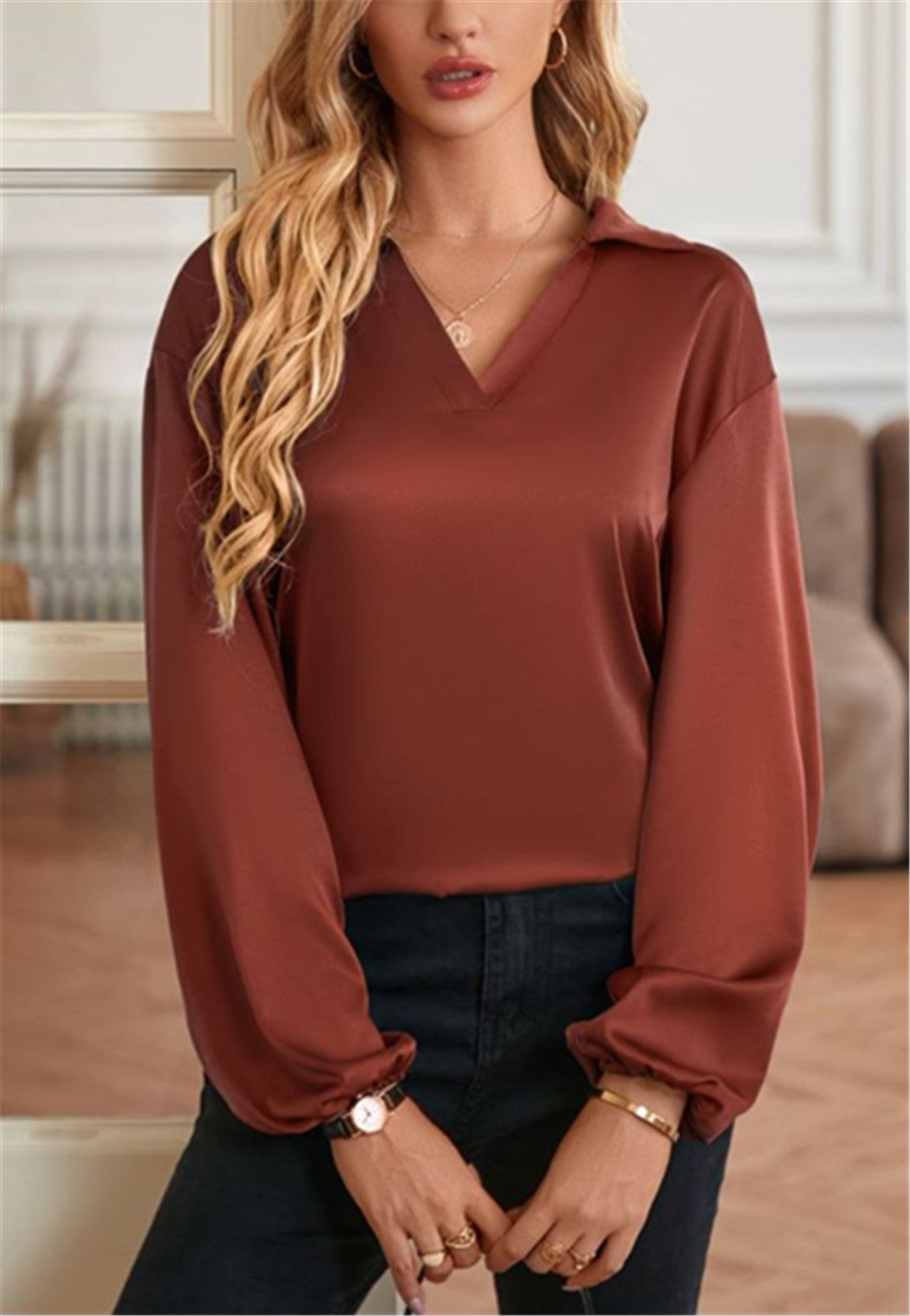 Blusa con abertura en la espalda y vuelta