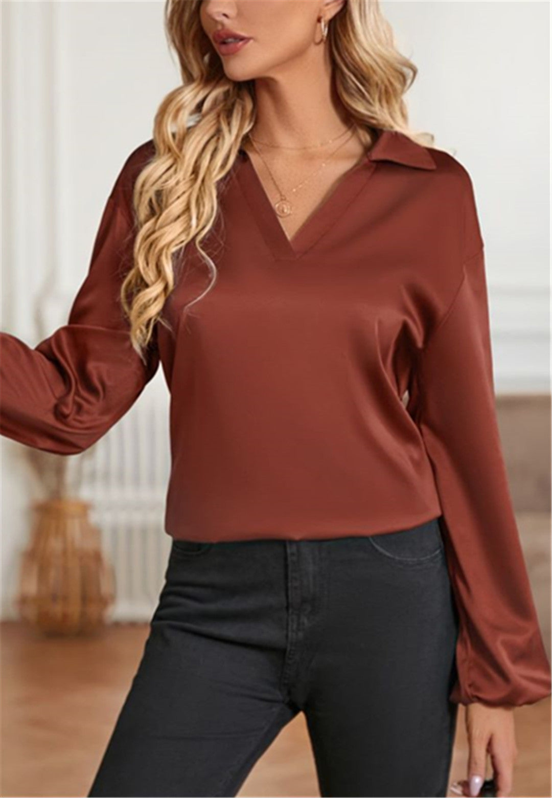 Blusa con abertura en la espalda y vuelta