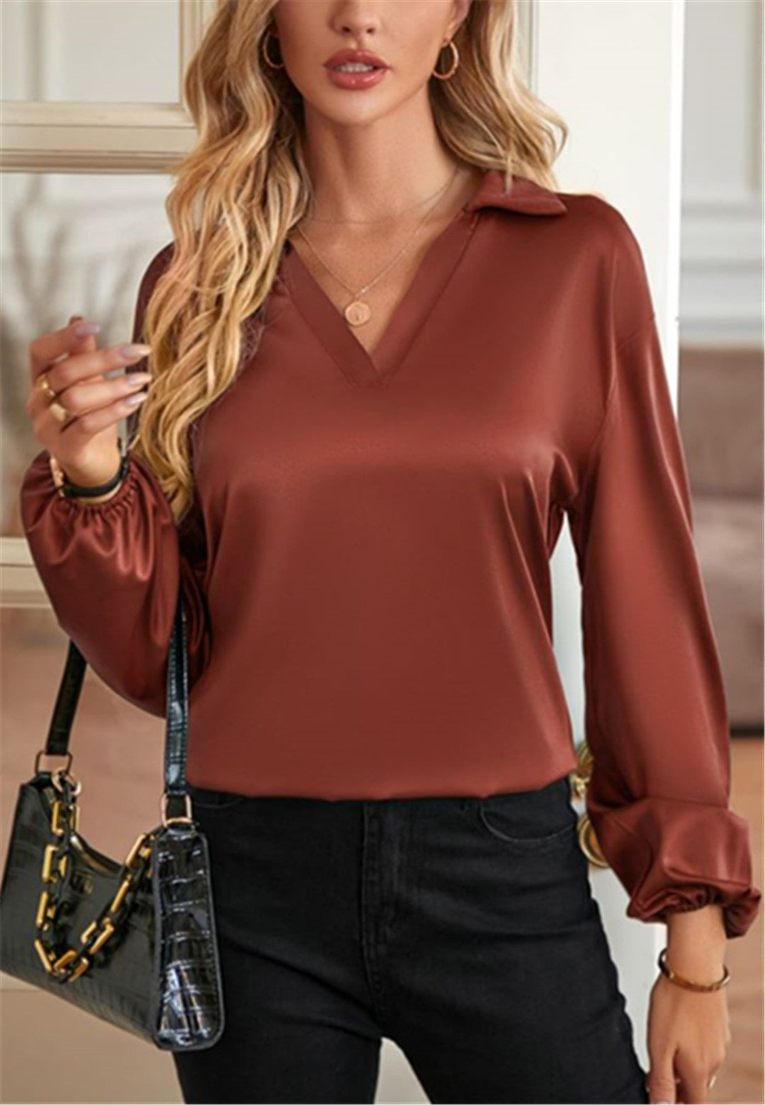 Blusa con abertura en la espalda y vuelta