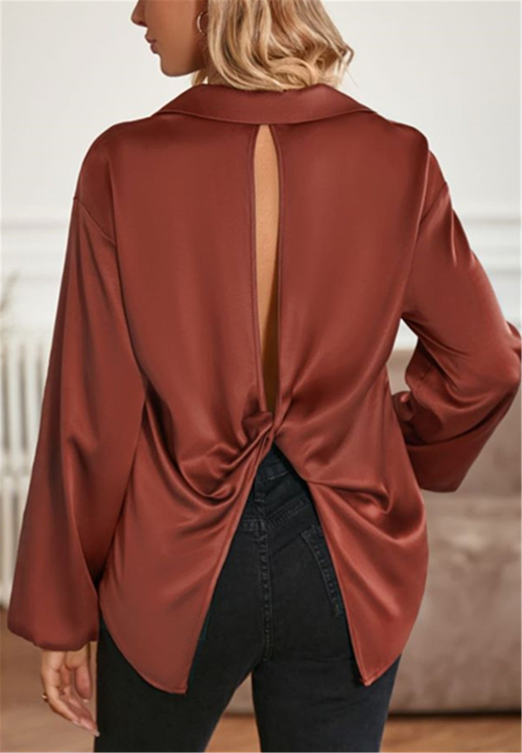 Blusa con abertura en la espalda y vuelta