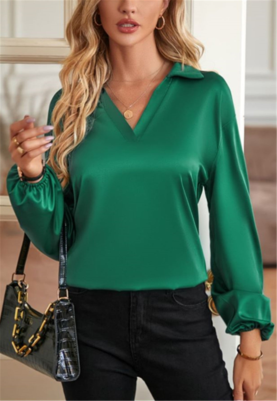 Blusa con abertura en la espalda y vuelta