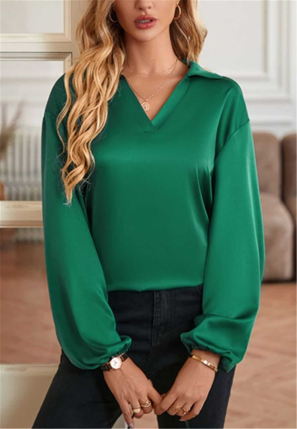 Blusa con abertura en la espalda y vuelta