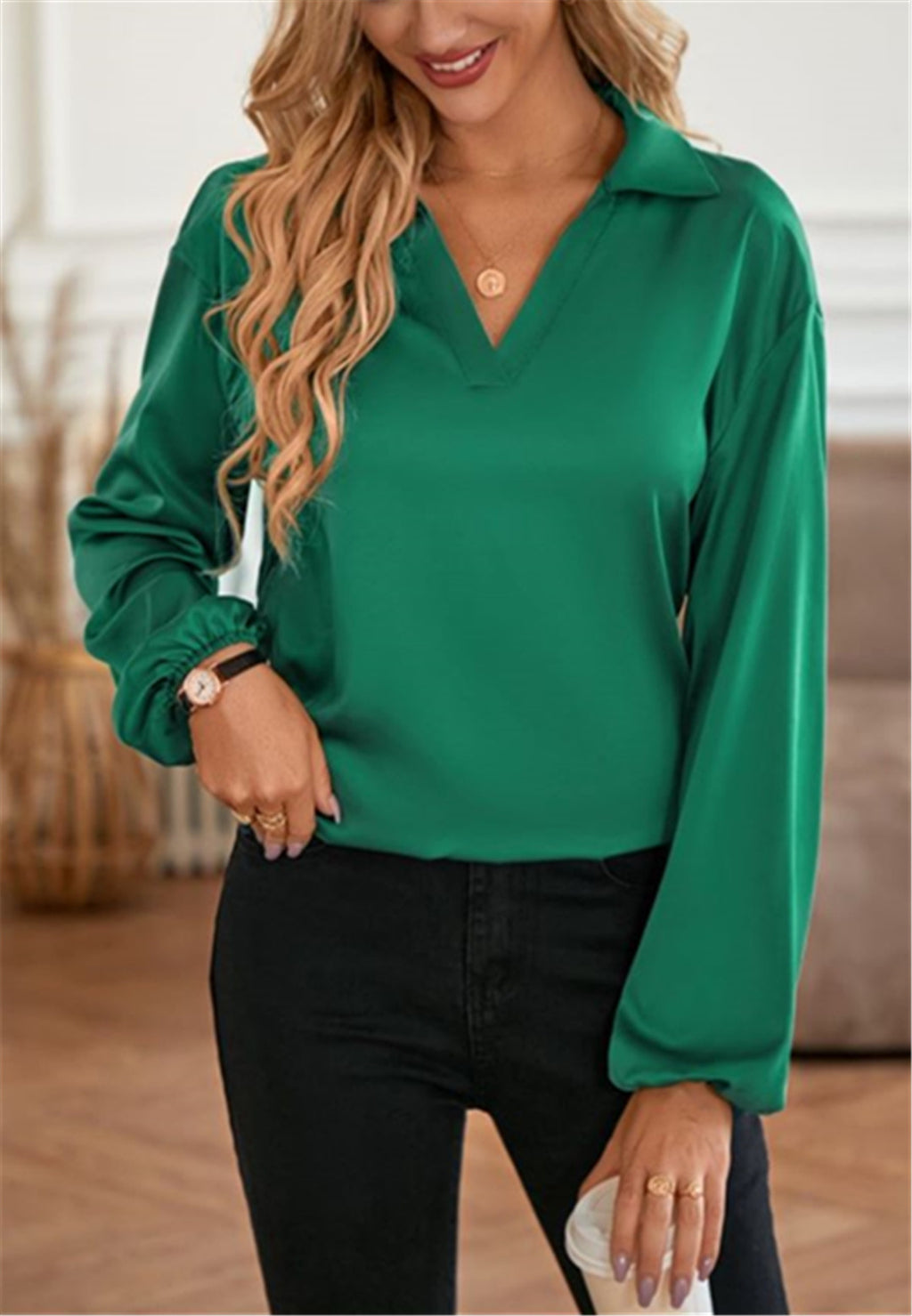 Blusa con abertura en la espalda y vuelta