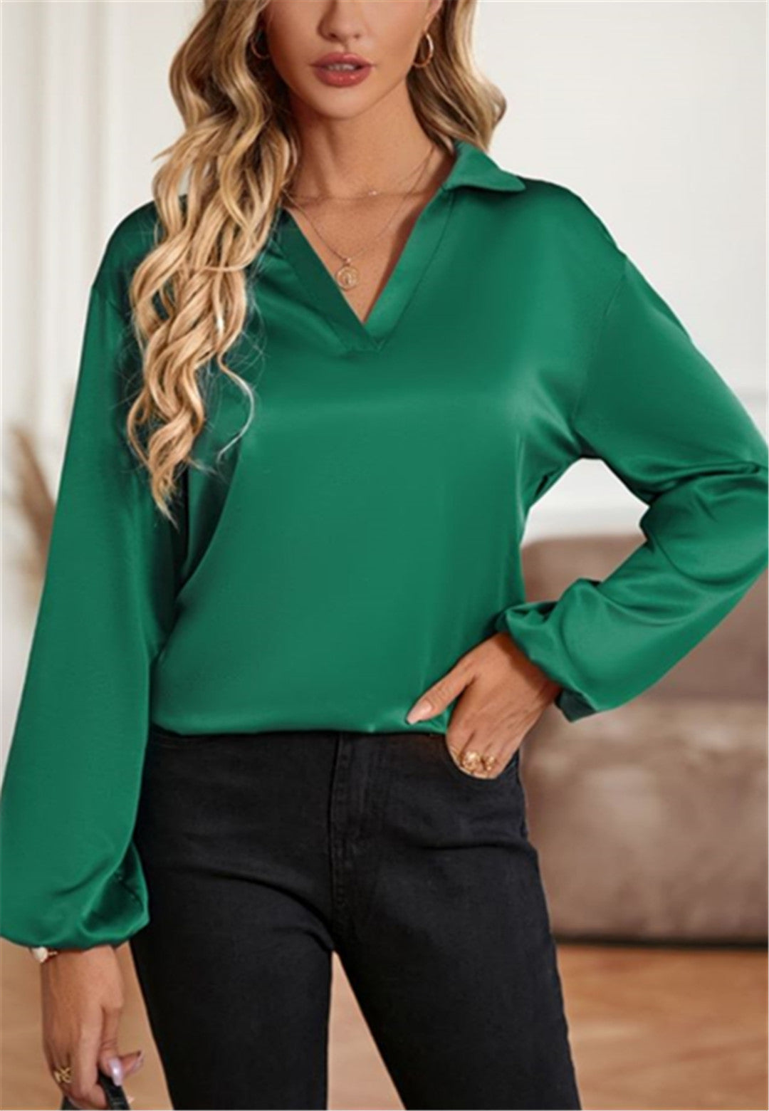 Blusa con abertura en la espalda y vuelta