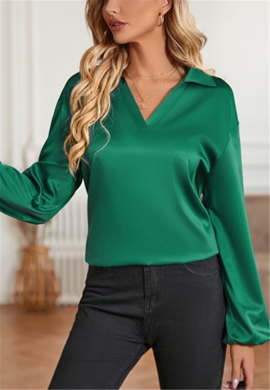 Blusa con abertura en la espalda y vuelta