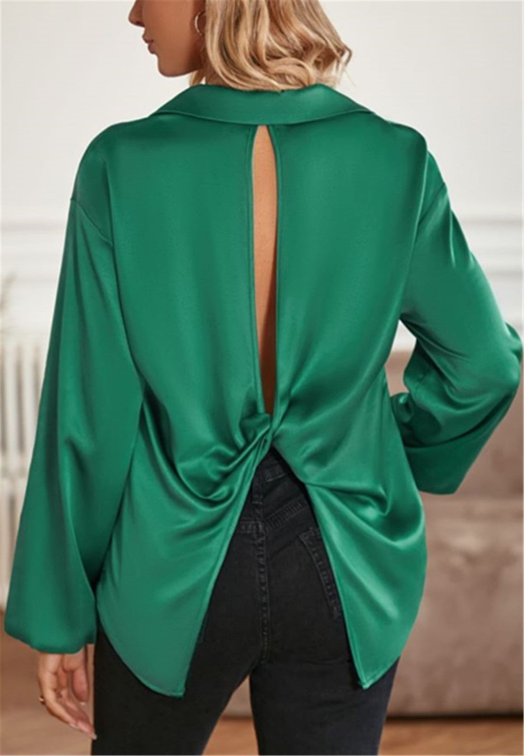 Blusa con abertura en la espalda y vuelta