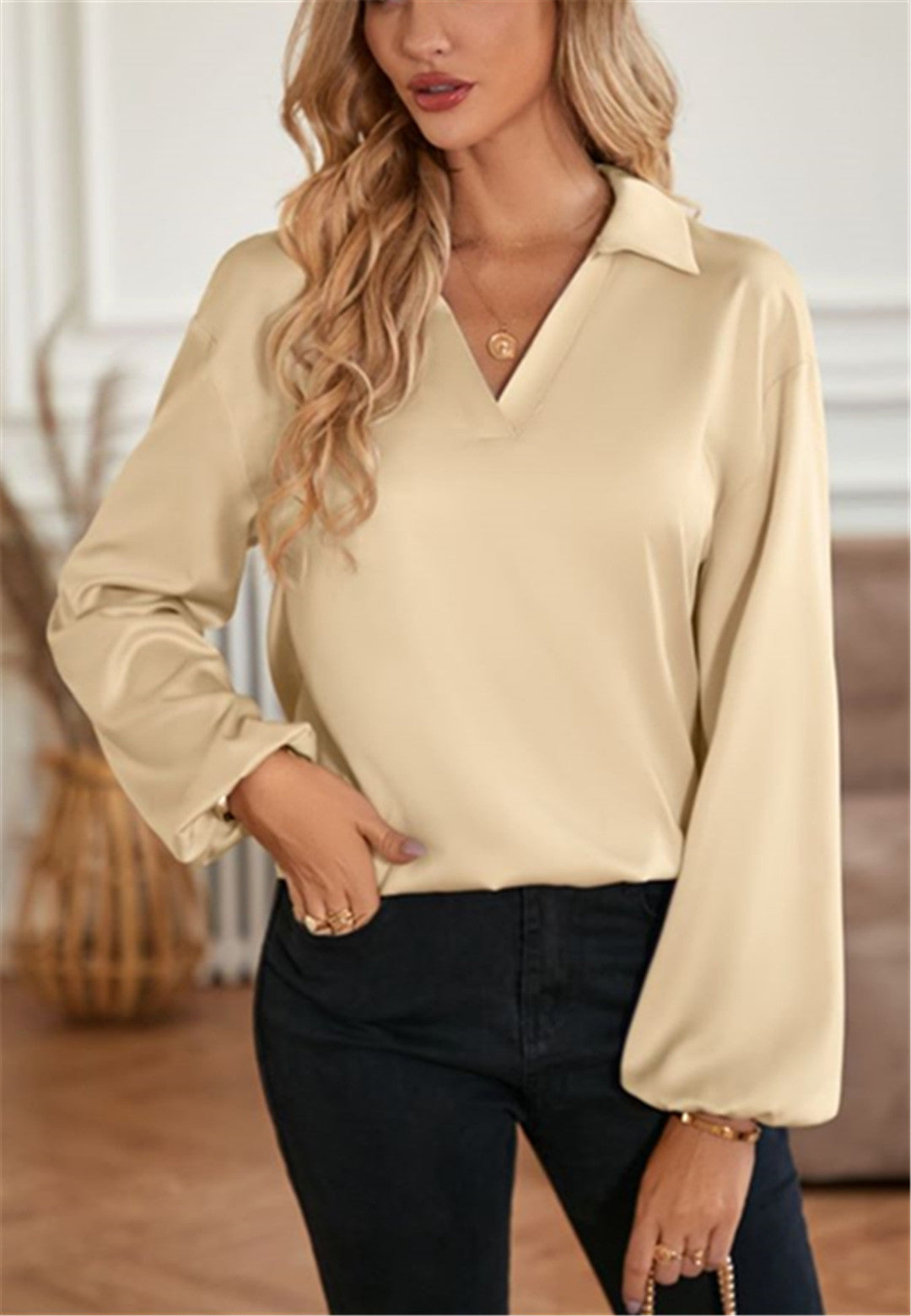 Blusa con abertura en la espalda y vuelta