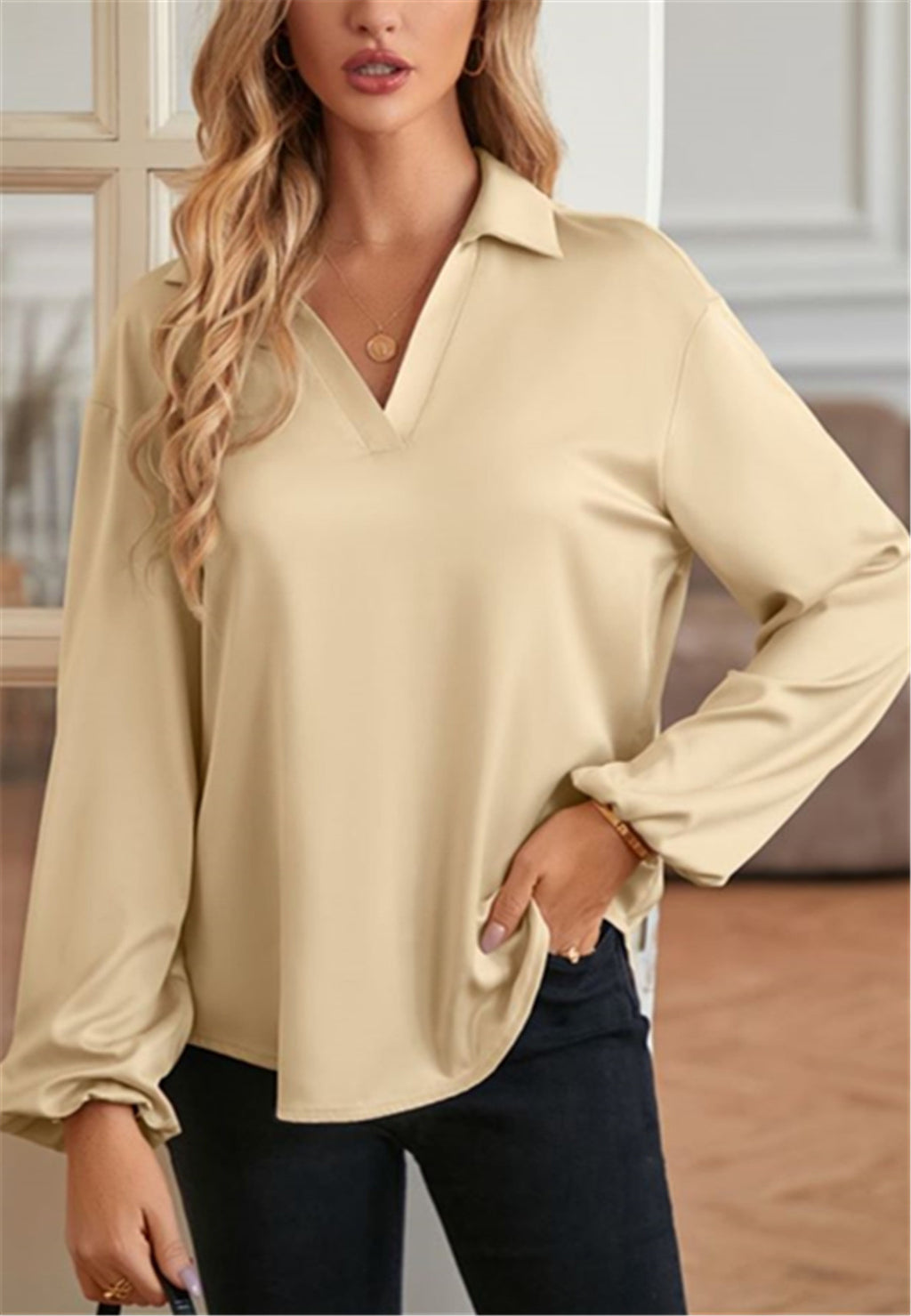 Blusa con abertura en la espalda y vuelta