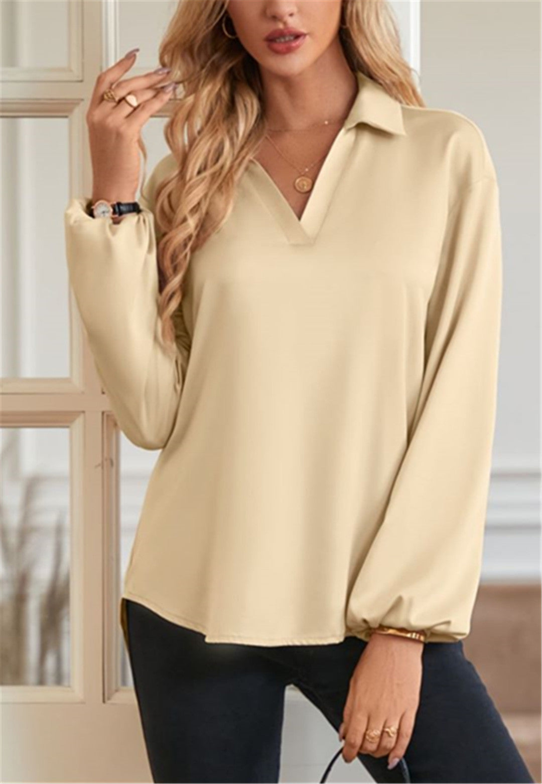 Blusa con abertura en la espalda y vuelta