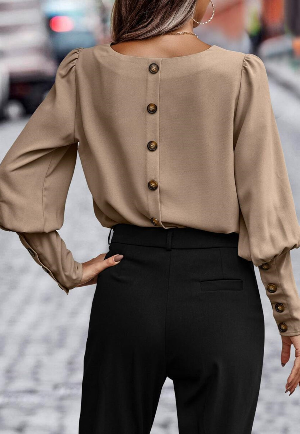 Blusa con botones en la espalda y mangas gigot