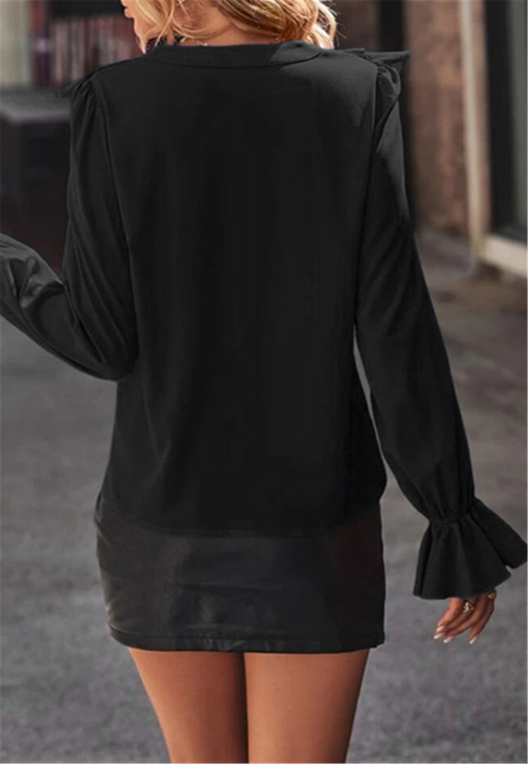 Blusa con escote en V y volantes en la parte delantera en capas