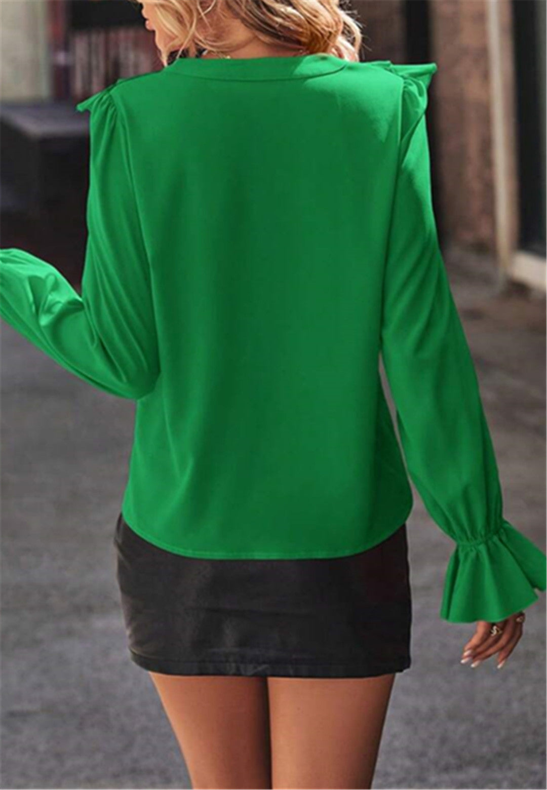 Blusa con escote en V y volantes en la parte delantera en capas