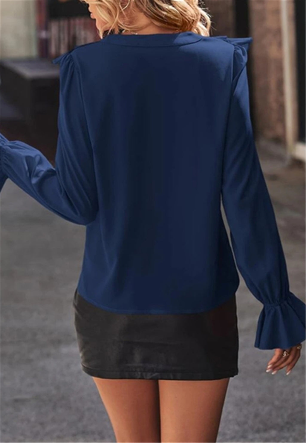 Blusa con escote en V y volantes en la parte delantera en capas