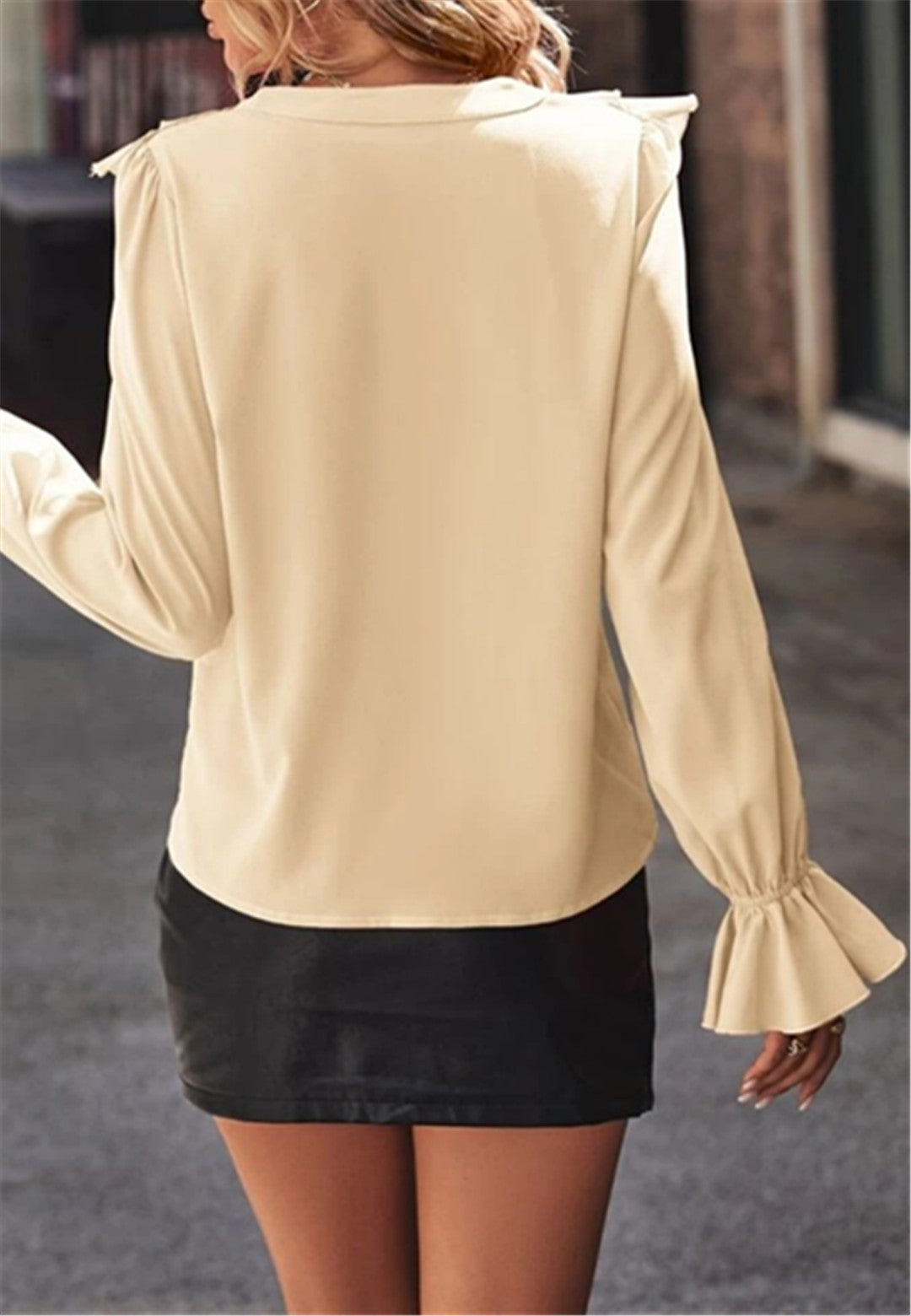 Blusa con escote en V y volantes en la parte delantera en capas
