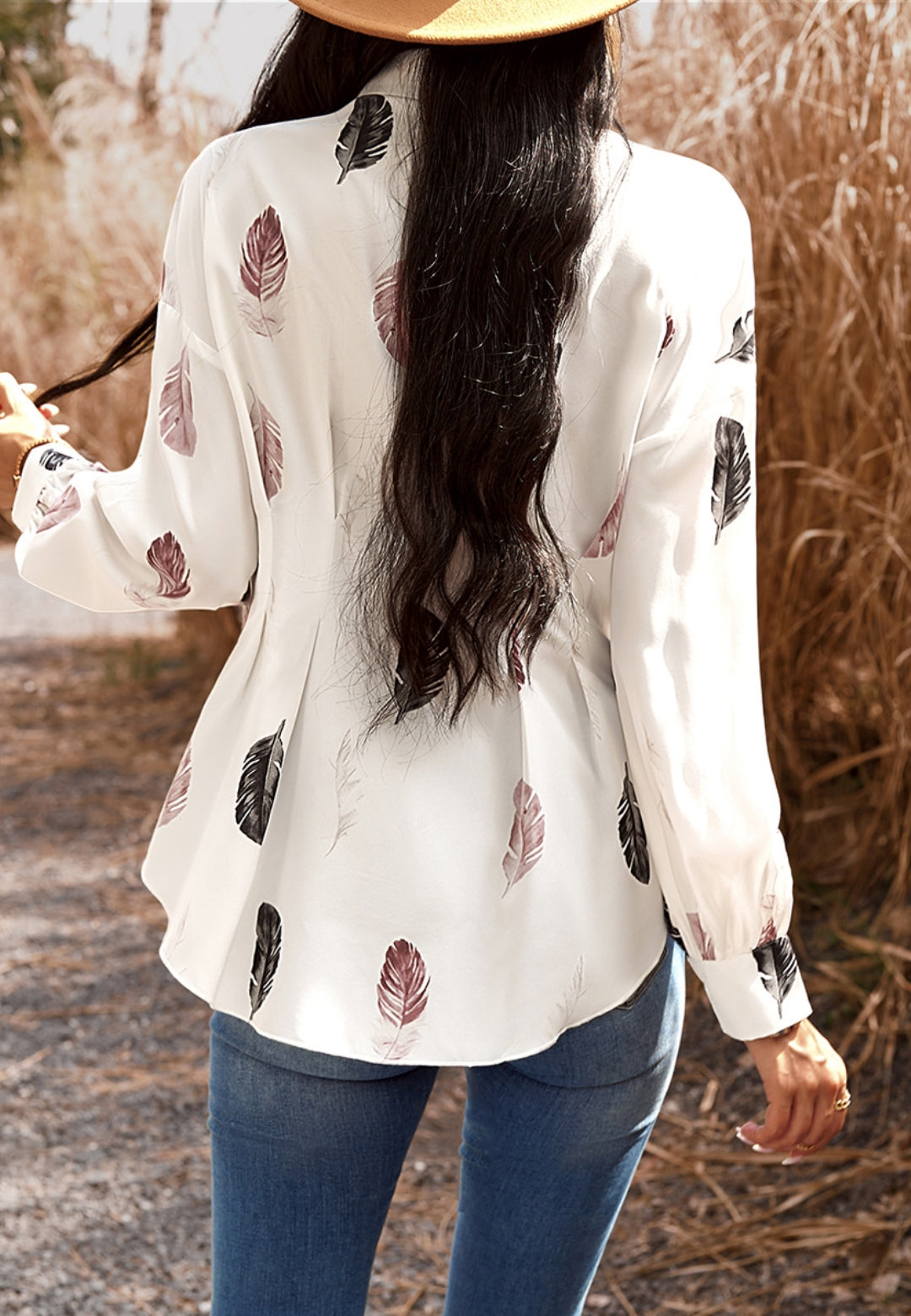 Blusa con botones y estampado de plumas