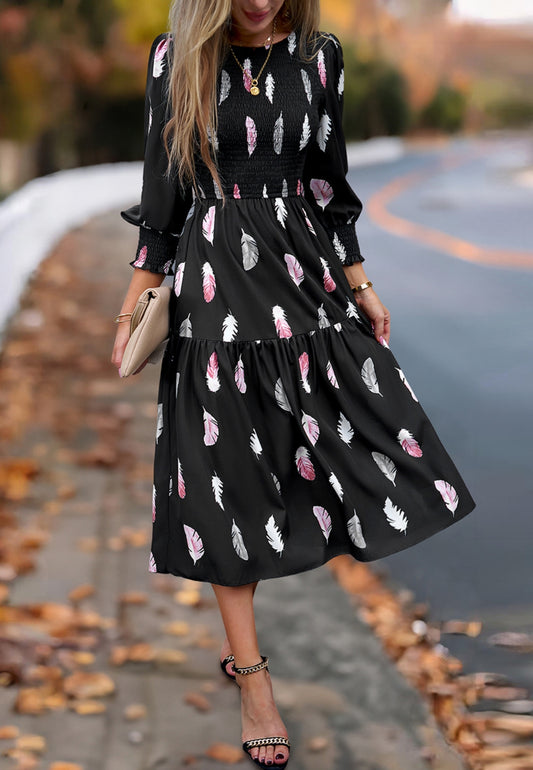 Vestido plisado con capas y estampado de plumas