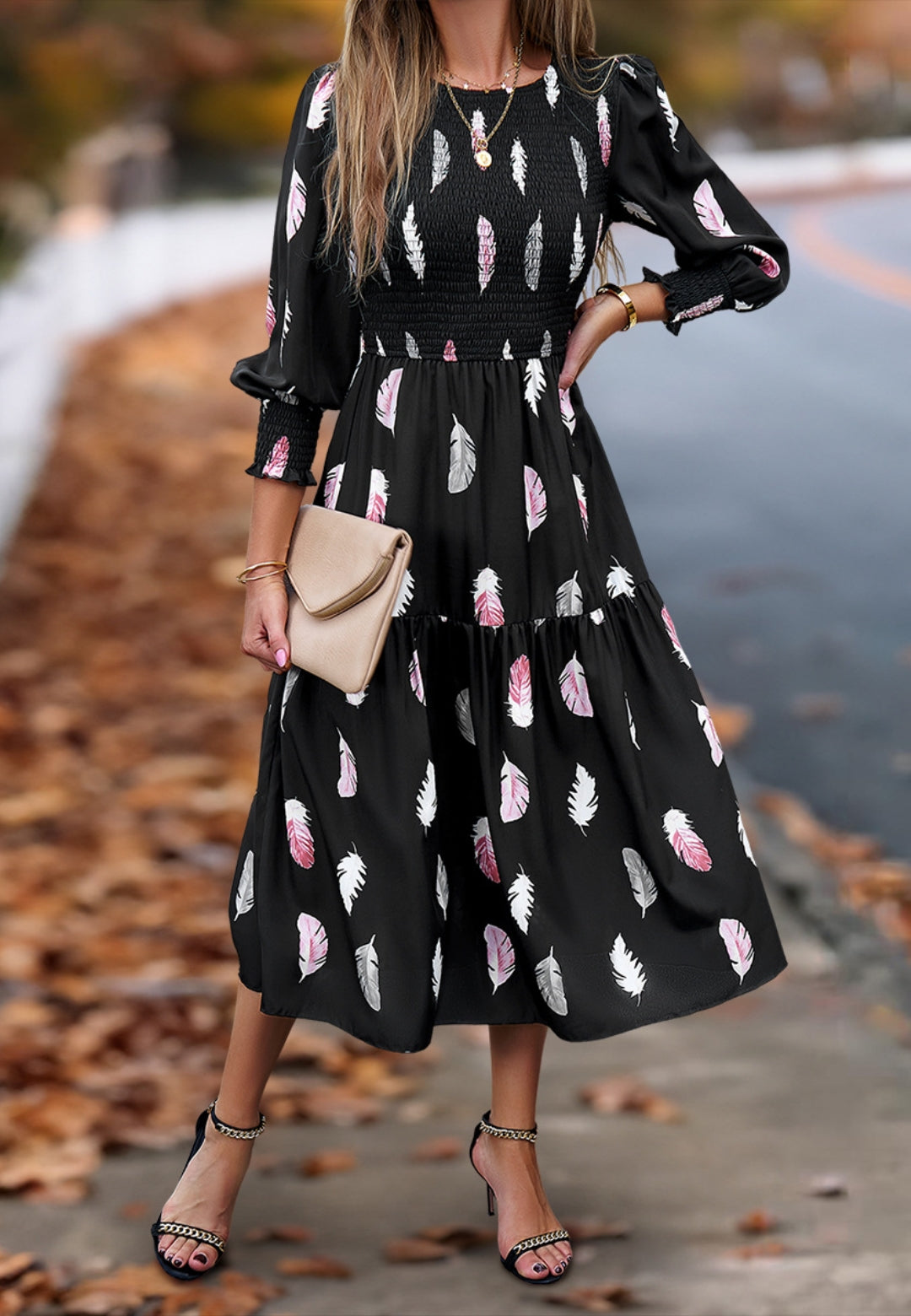 Vestido plisado con capas y estampado de plumas