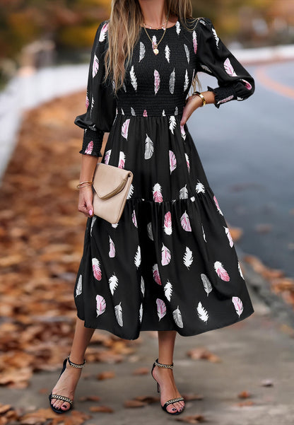 Vestido plisado con capas y estampado de plumas