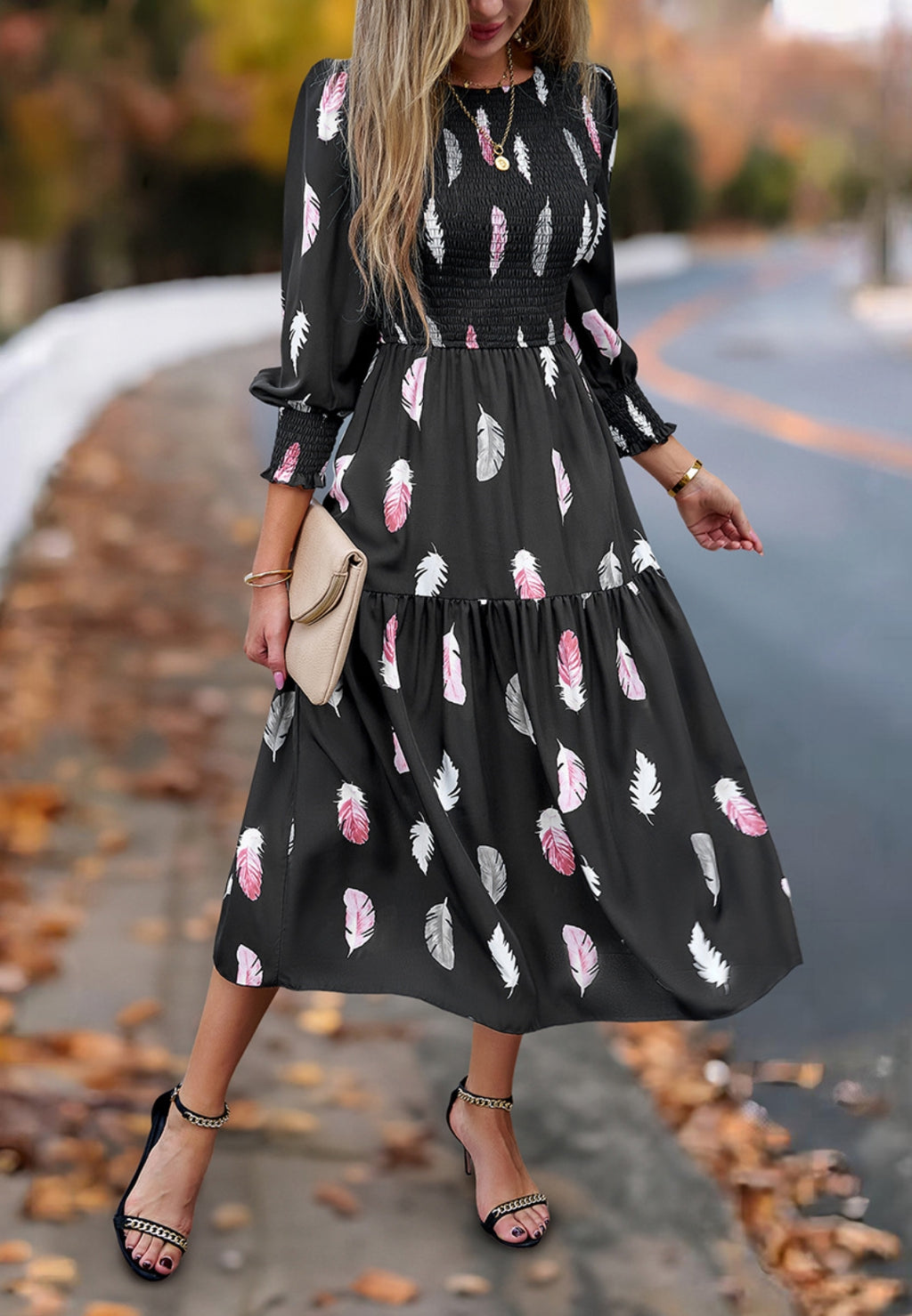 Vestido plisado con capas y estampado de plumas