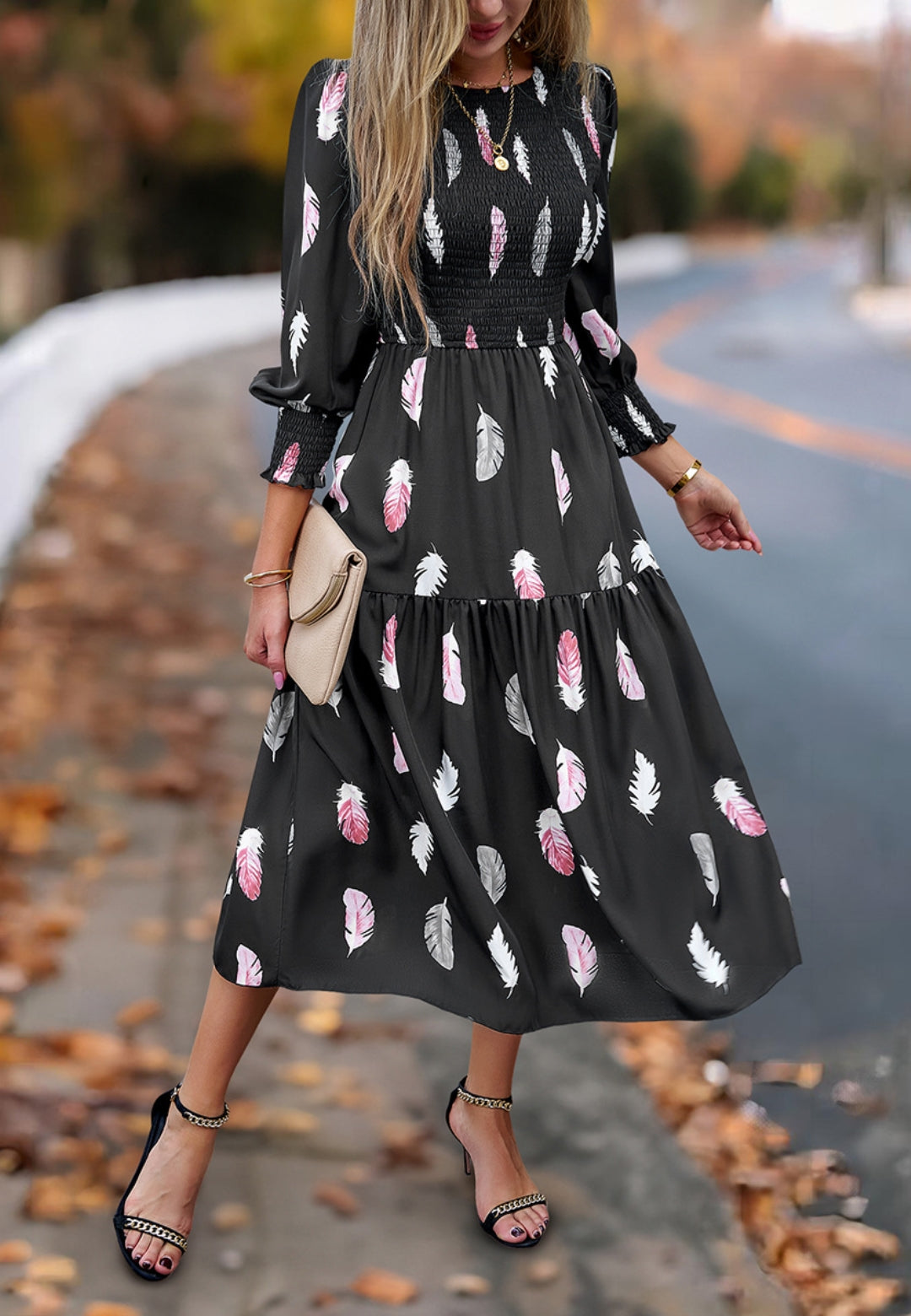 Vestido plisado con capas y estampado de plumas
