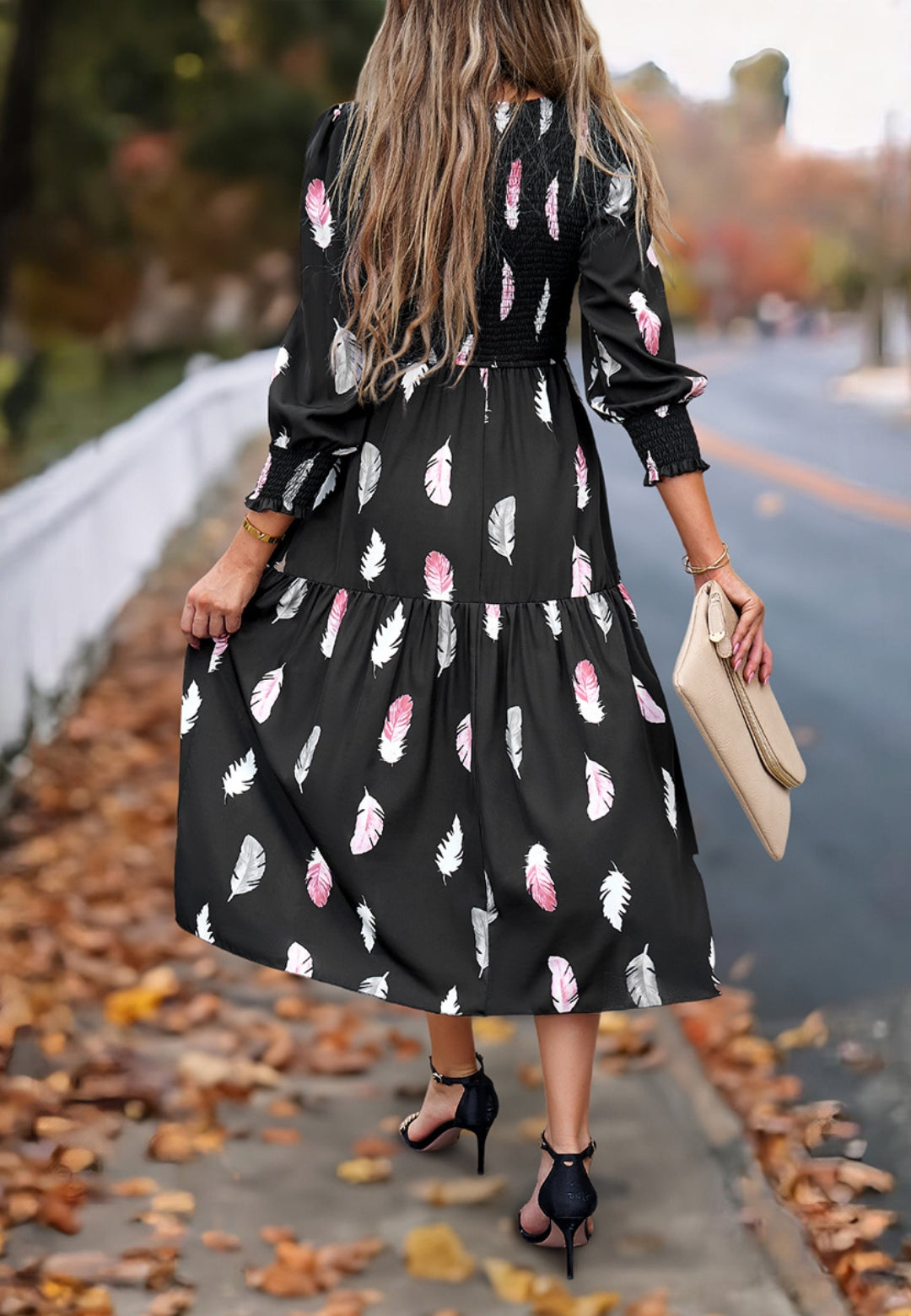 Vestido plisado con capas y estampado de plumas