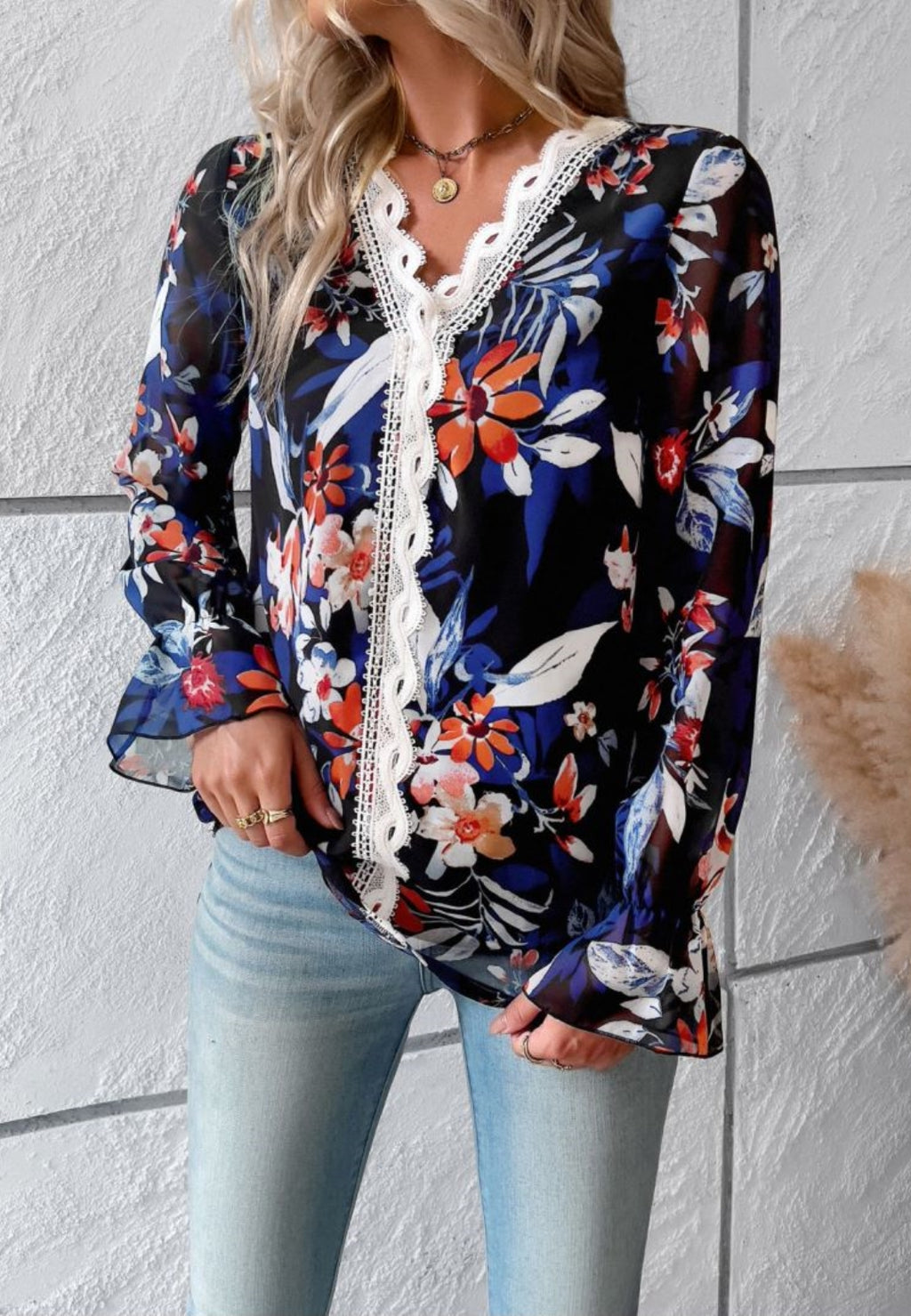 Blusa de manga larga con volantes y escote en V con encaje