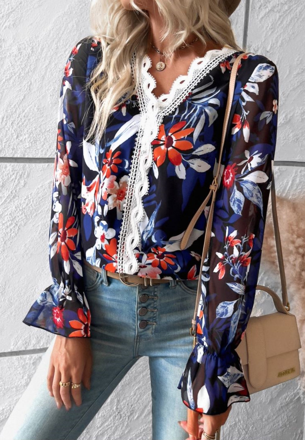 Blusa de manga larga con volantes y escote en V con encaje