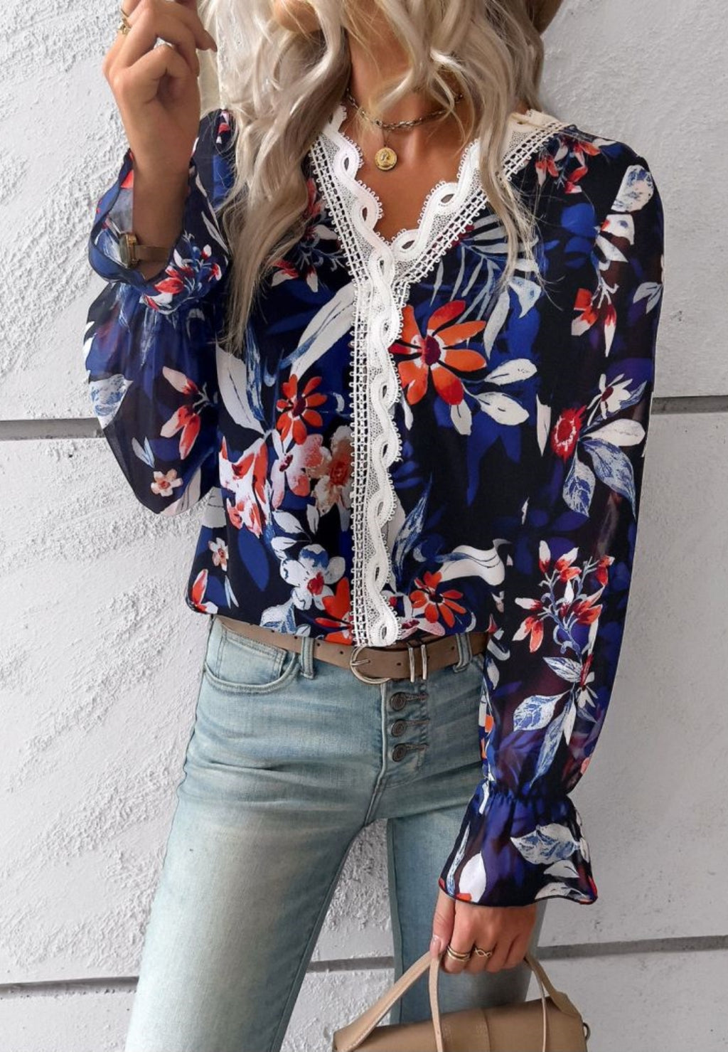 Blusa de manga larga con volantes y escote en V con encaje