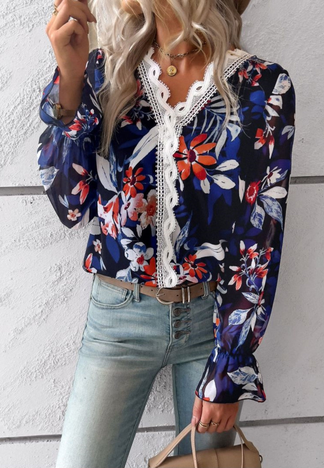 Blusa de manga larga con volantes y escote en V con encaje