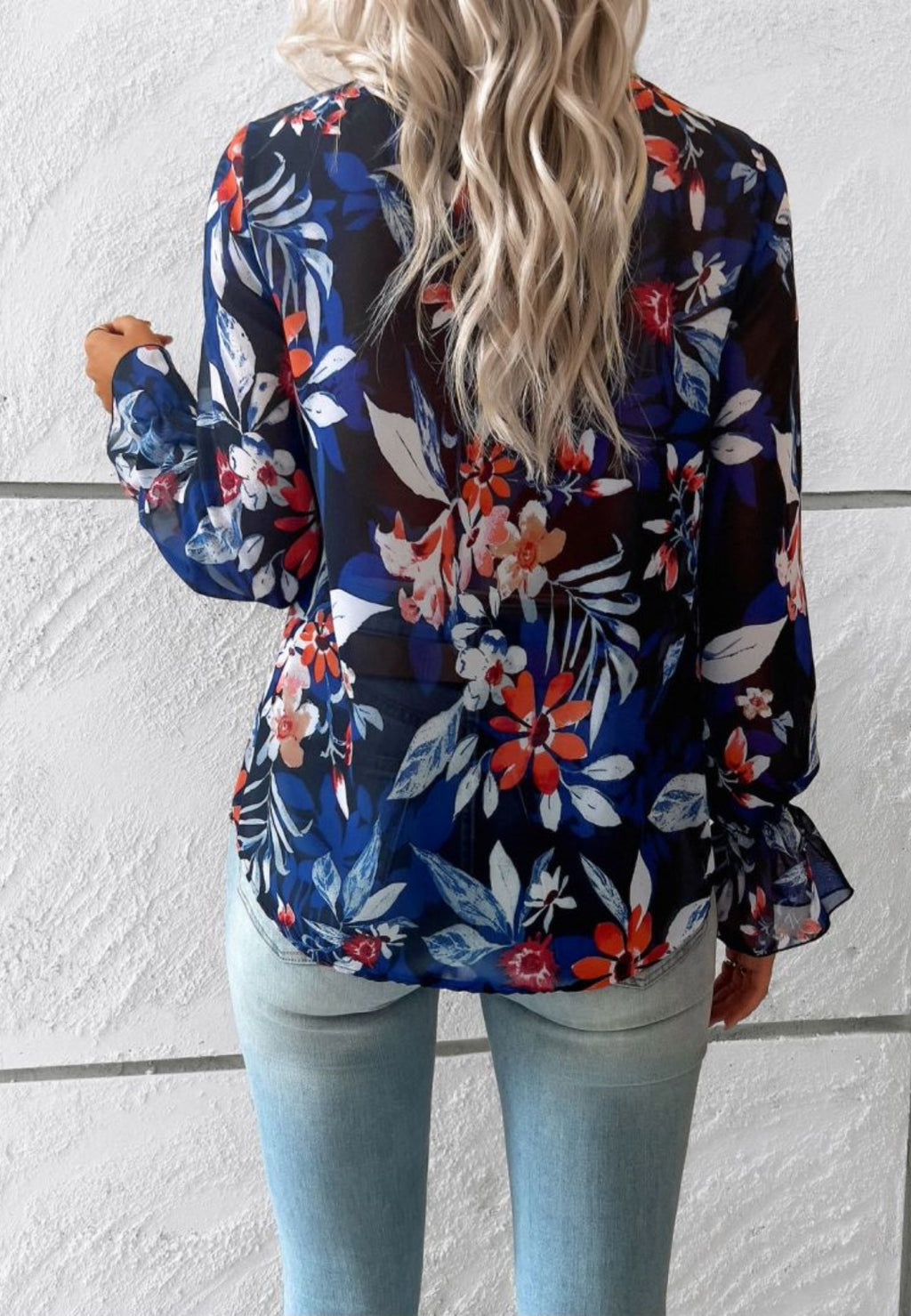 Blusa de manga larga con volantes y escote en V con encaje