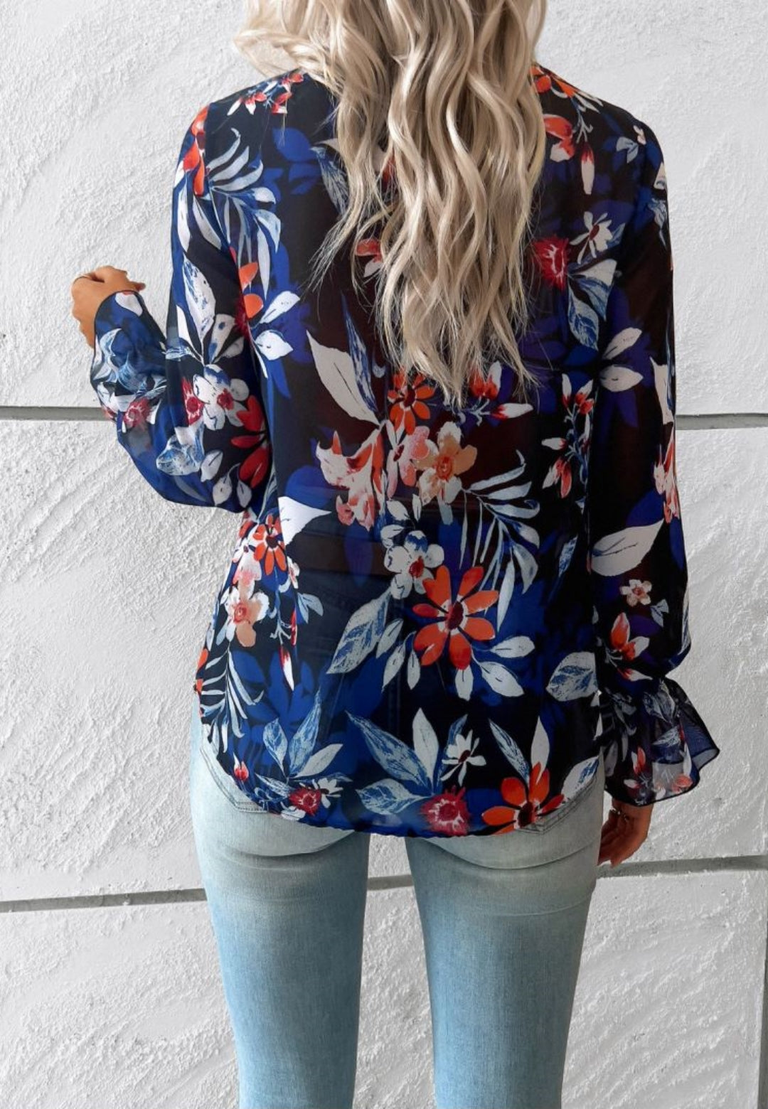 Blusa de manga larga con volantes y escote en V con encaje