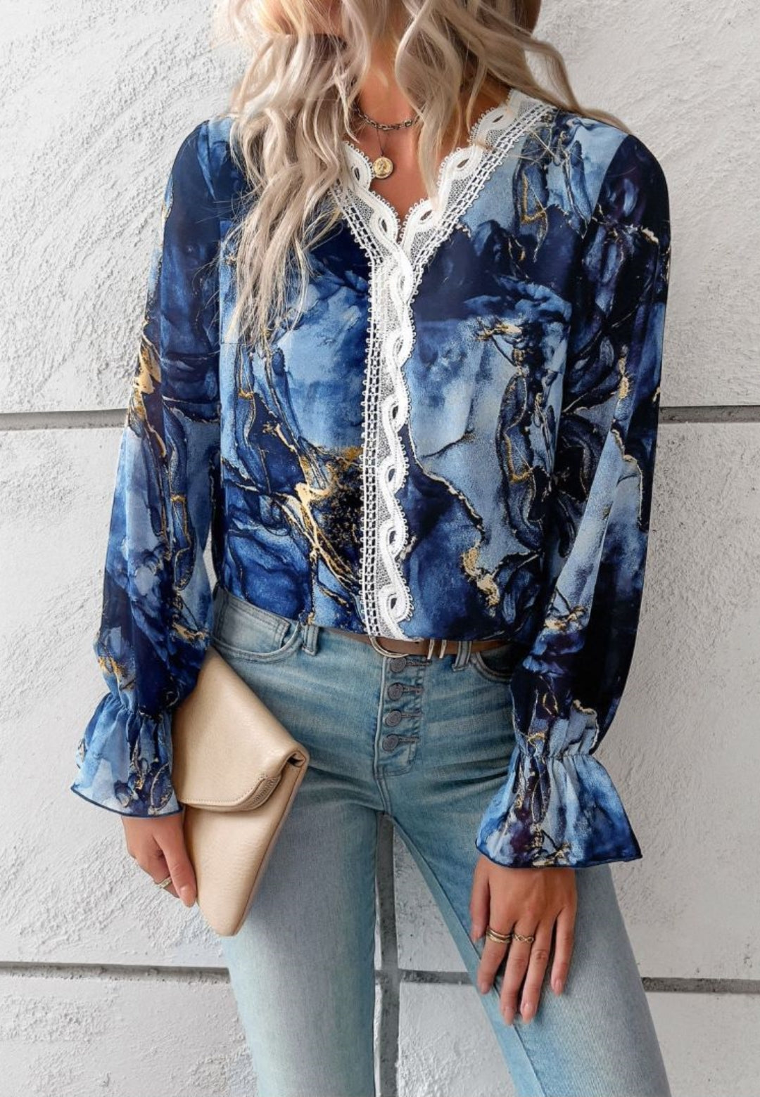 Blusa de manga larga con volantes y escote en V con encaje