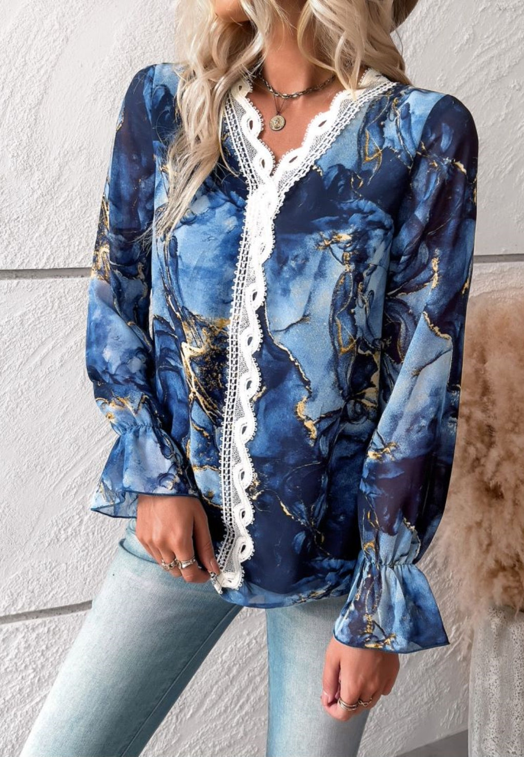 Blusa de manga larga con volantes y escote en V con encaje