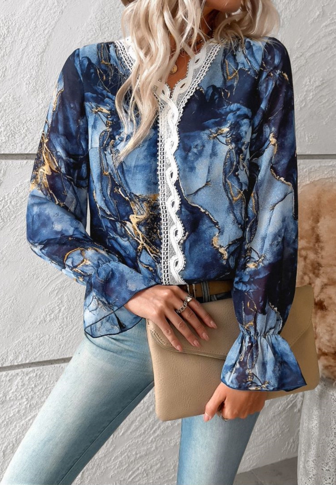Blusa de manga larga con volantes y escote en V con encaje