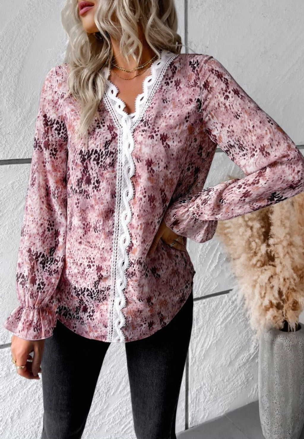 Blusa de manga larga con volantes y escote en V con encaje
