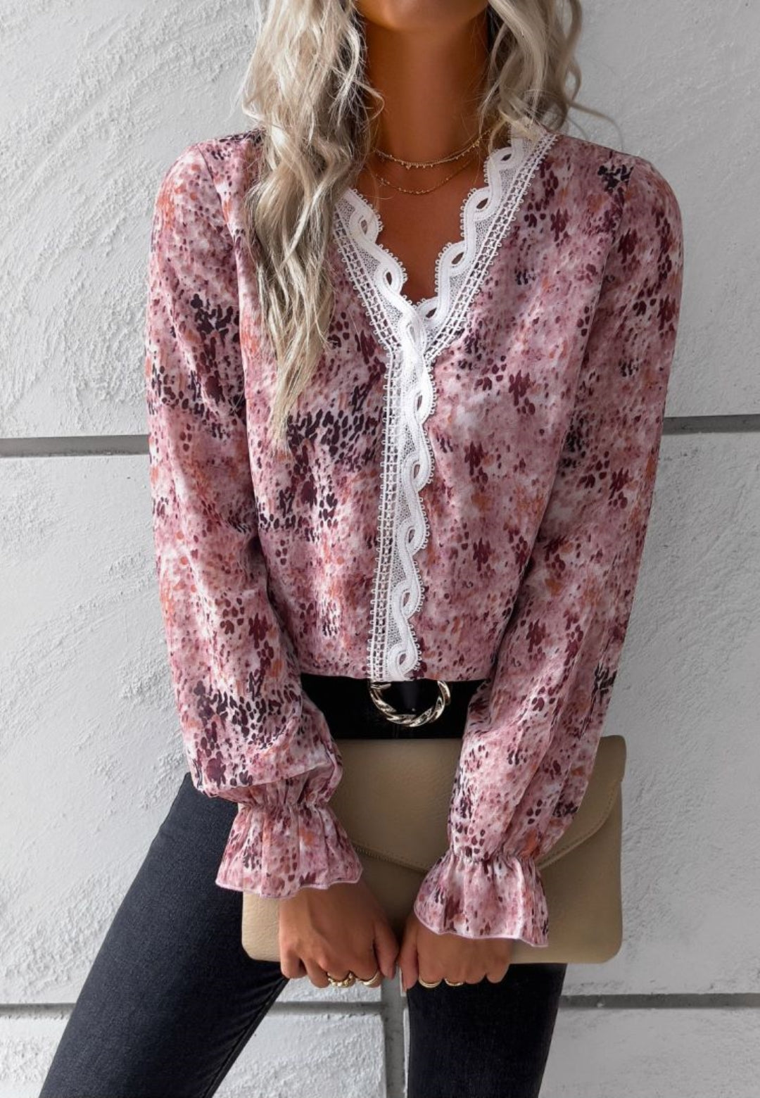 Blusa de manga larga con volantes y escote en V con encaje