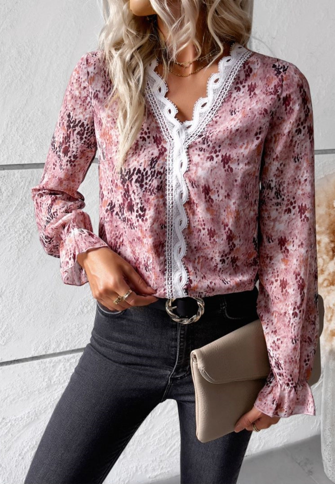 Blusa de manga larga con volantes y escote en V con encaje