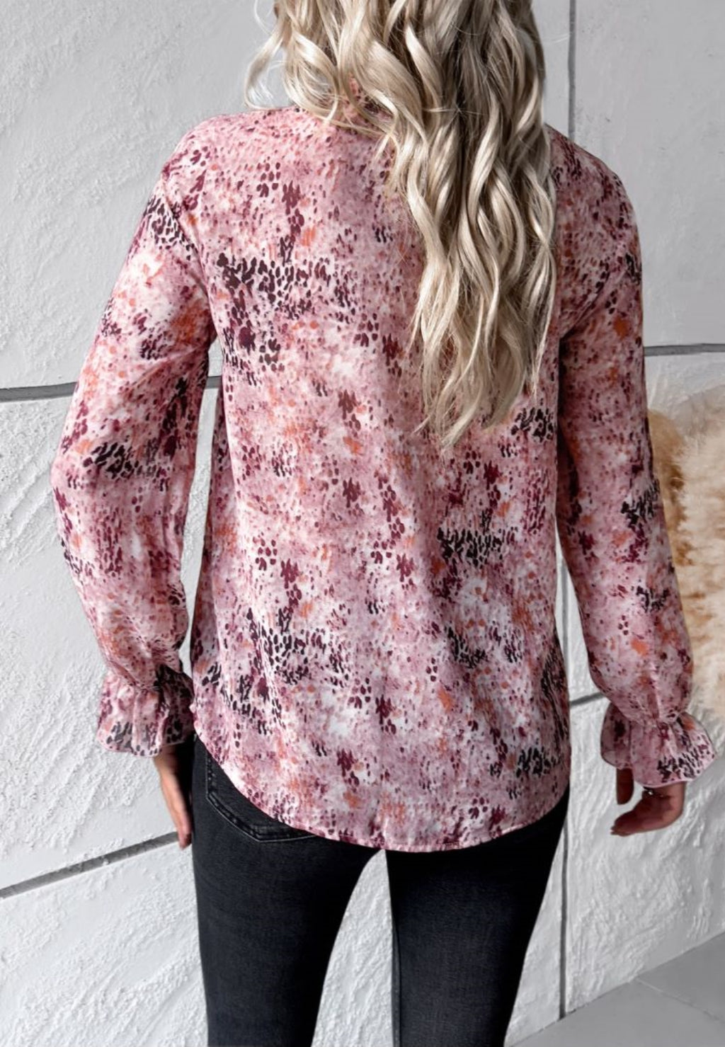 Blusa de manga larga con volantes y escote en V con encaje