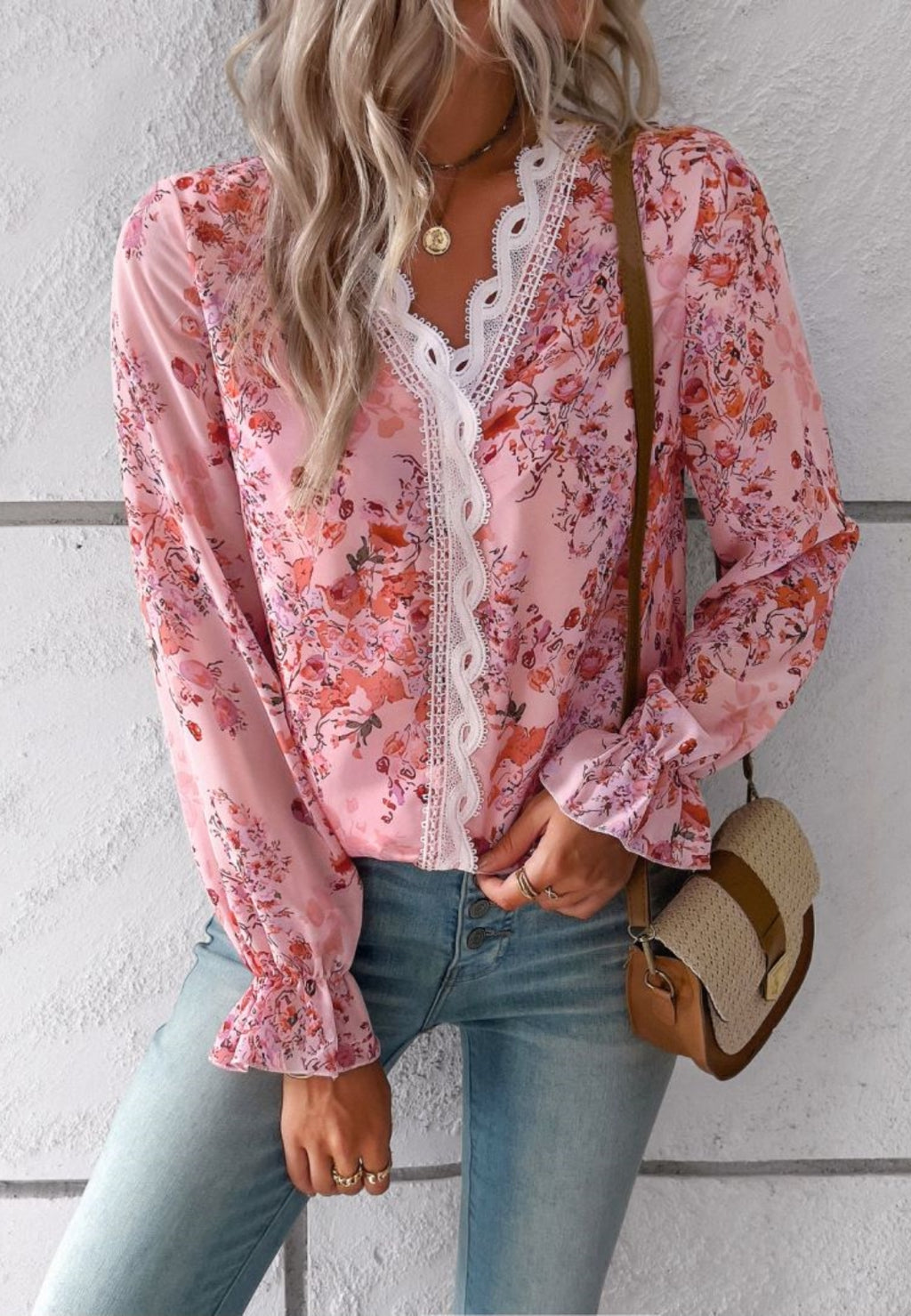 Blusa de manga larga con volantes y escote en V con encaje