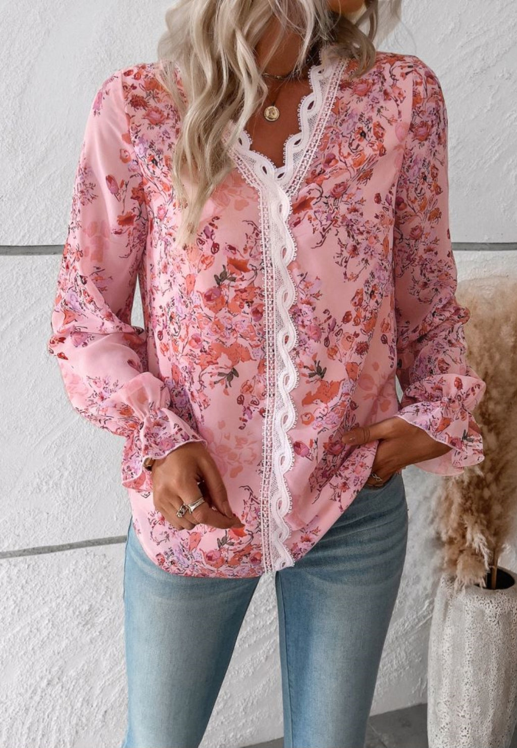 Blusa de manga larga con volantes y escote en V con encaje