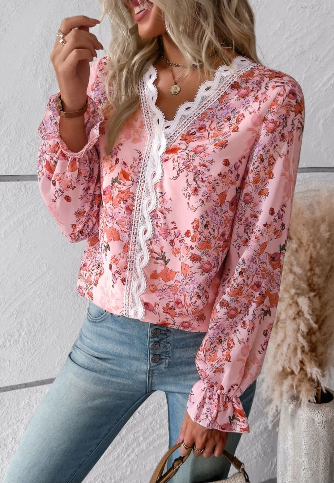 Blusa de manga larga con volantes y escote en V con encaje