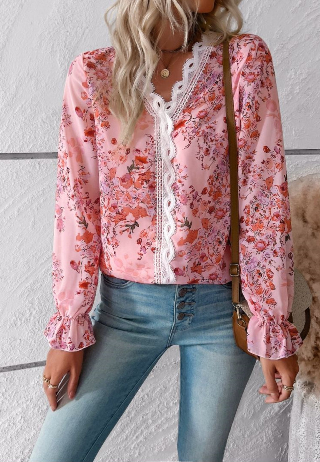 Blusa de manga larga con volantes y escote en V con encaje