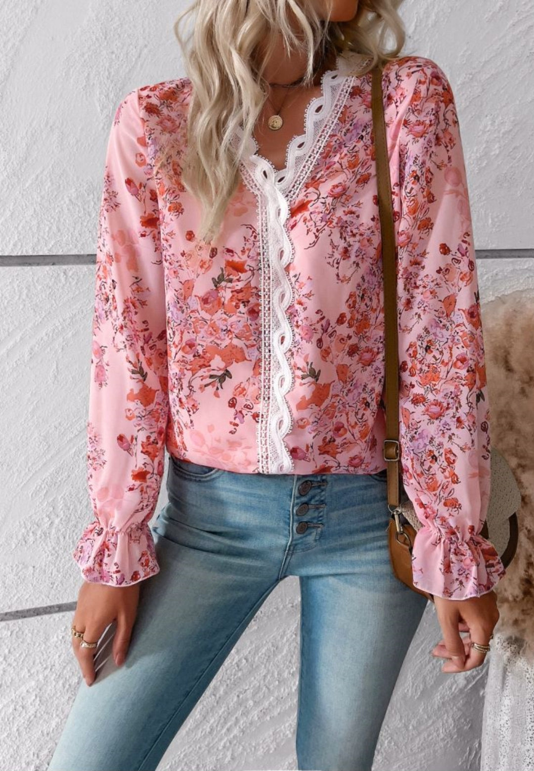 Blusa de manga larga con volantes y escote en V con encaje