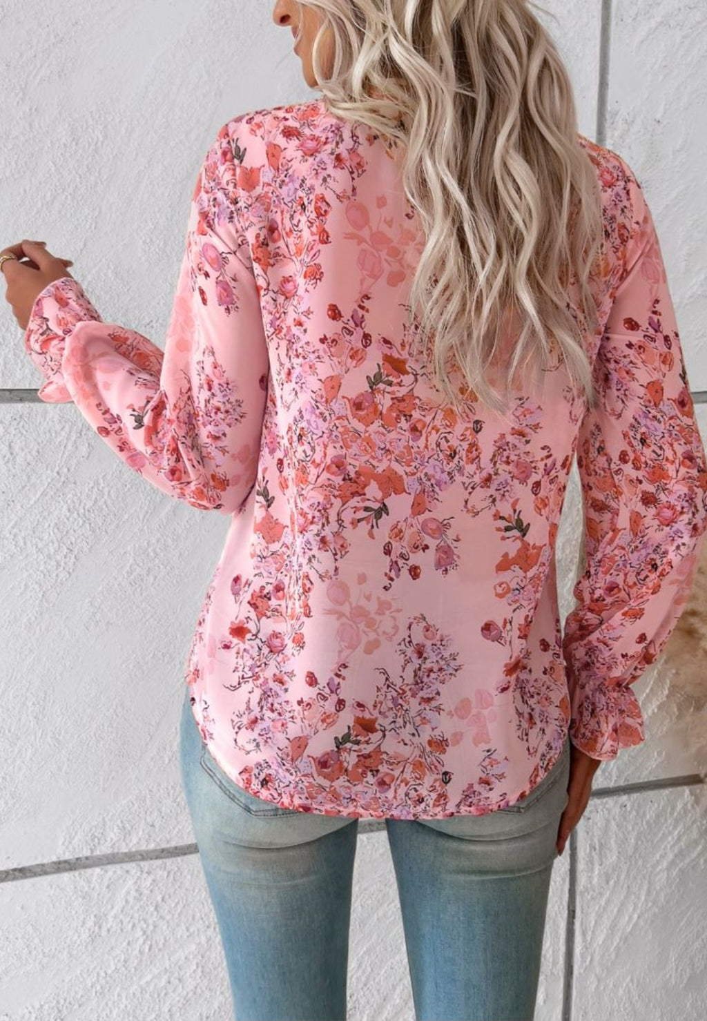 Blusa de manga larga con volantes y escote en V con encaje