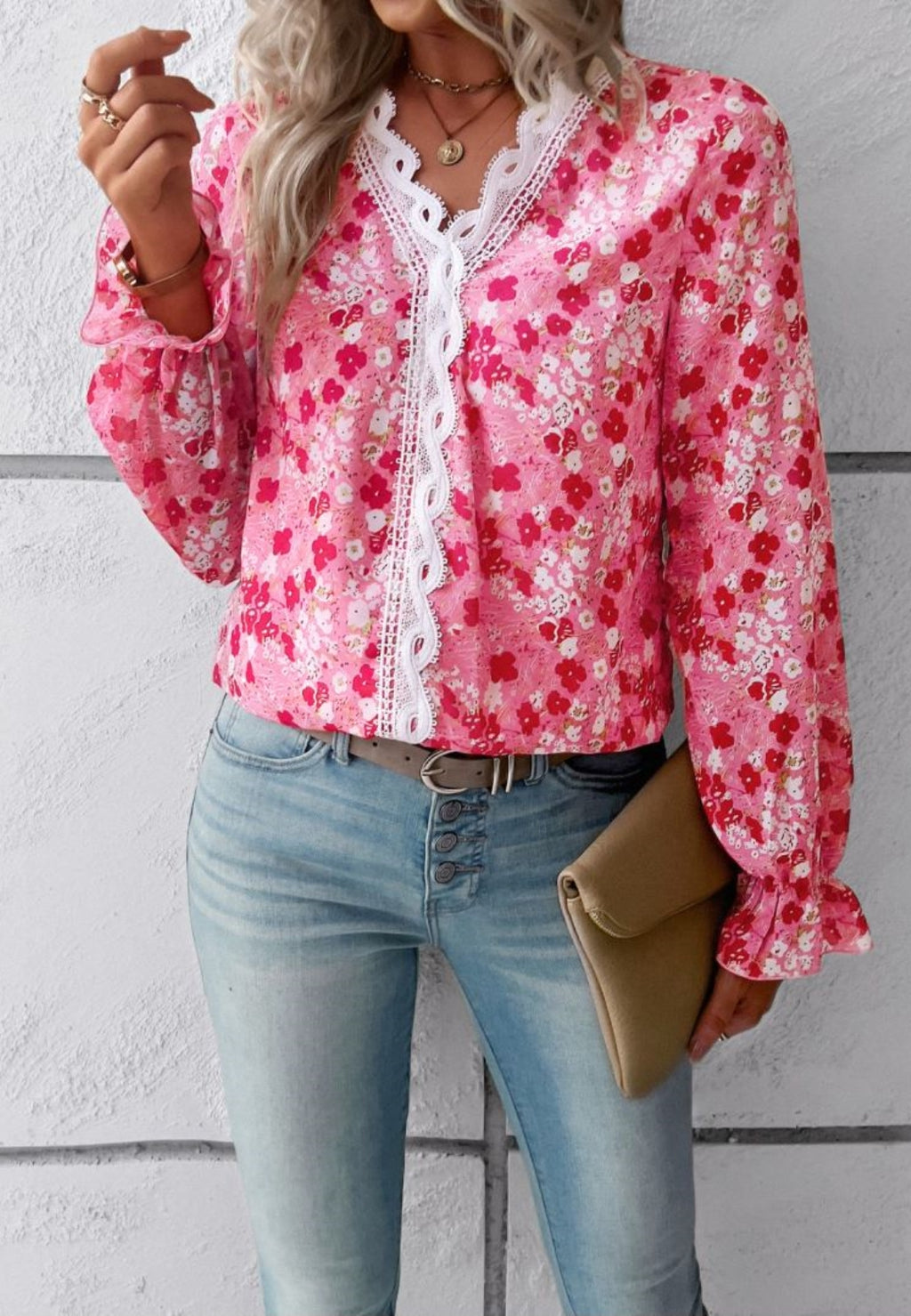 Blusa de manga larga con volantes y escote en V con encaje