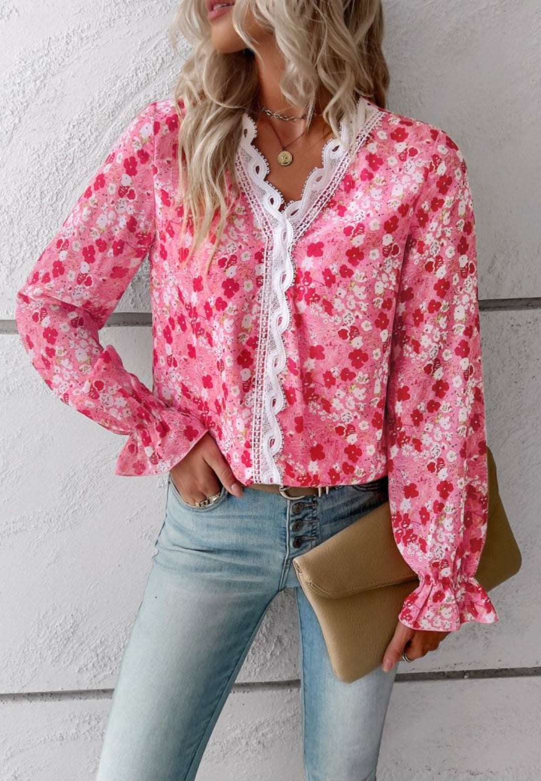 Blusa de manga larga con volantes y escote en V con encaje