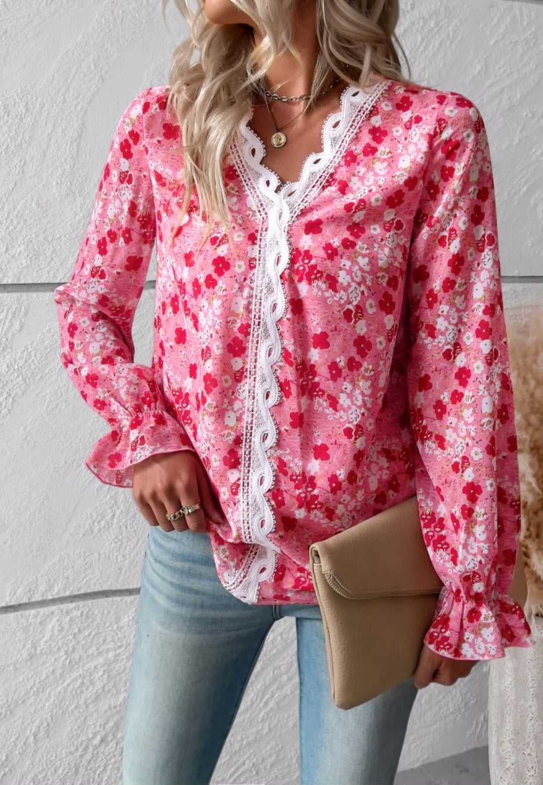 Blusa de manga larga con volantes y escote en V con encaje